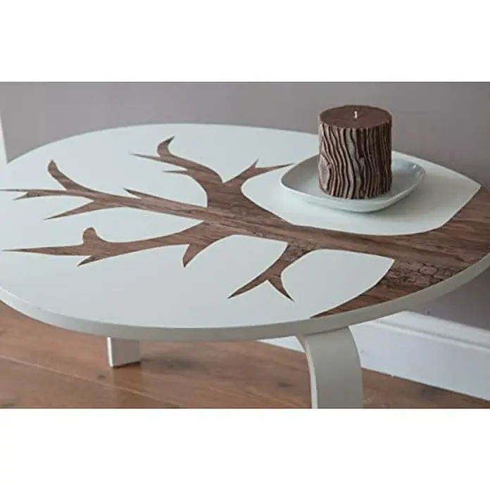 D-c-fix Lámina para ventana efecto madera rústico - 45 x 200 cm - Una mesa auxiliar decorativa con un diseño de árbol único en el tablero, complementada con una vela a juego.