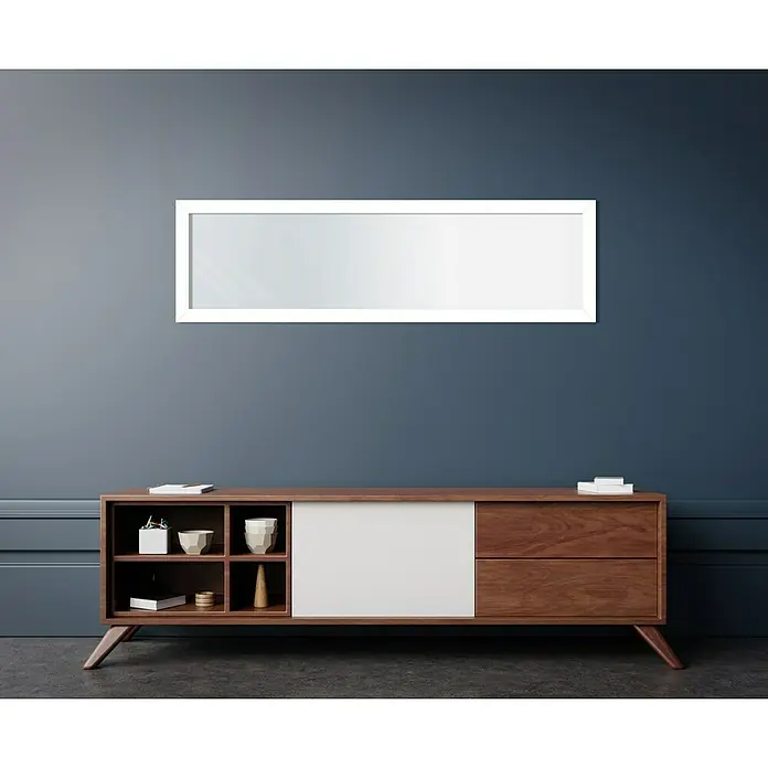 Espejo de pared Edimburgo - 37 x 127 cm, Blanco - Un aparador moderno con un espejo de marco blanco encima, contra una pared azul. El aparador ofrece espacio de almacenamiento y exhibición.