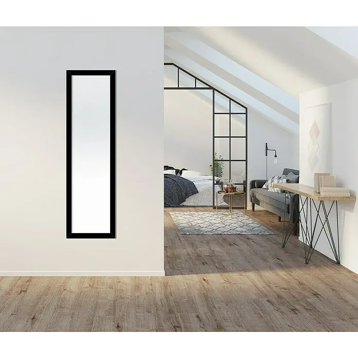 Espejo de pared Edimburgo - 37 x 127 cm, Negro - Elegante espejo rectangular vertical con marco negro delgado, colgado en una pared blanca en un interior elegante.