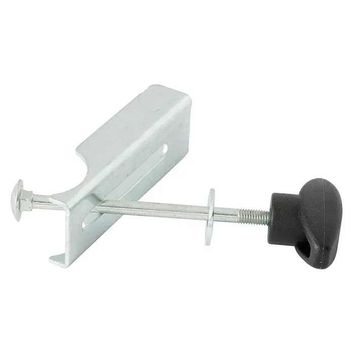 Krause ClimTec Sicherungs-Set Belagbühne - Geeignet für: Belagbühnen, Passend für: Krause ClimTec Gerüste - Nahaufnahme einer Schiebetürverriegelung mit einem silberfarbenen Metallrahmen und einem schwarzen Drehknopf zur sicheren Verriegelung.