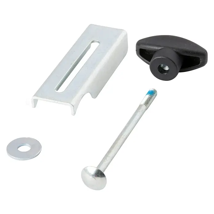 Krause ClimTec Sicherungs-Set Belagbühne - Geeignet für: Belagbühnen, Passend für: Krause ClimTec Gerüste - Nahaufnahme von Befestigungsmaterial, darunter eine Metallhalterung, eine Schraube mit Unterlegscheibe und ein Knebelgriff auf schwarzem Hintergrund.