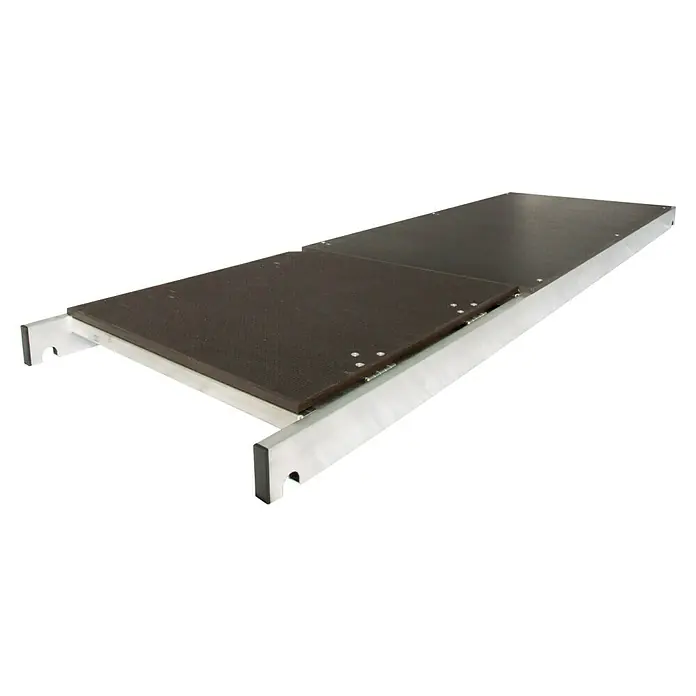 Krause Belagbühne PROTEC XXL - 2 x 0,6 m, mit Luke - Das Bild zeigt eine Gerüstplattform mit braunen Holzplatten auf einem stabilen, silberfarbenen Metallrahmen. Die Plattform ist ideal für Bau- und Reparaturarbeiten.