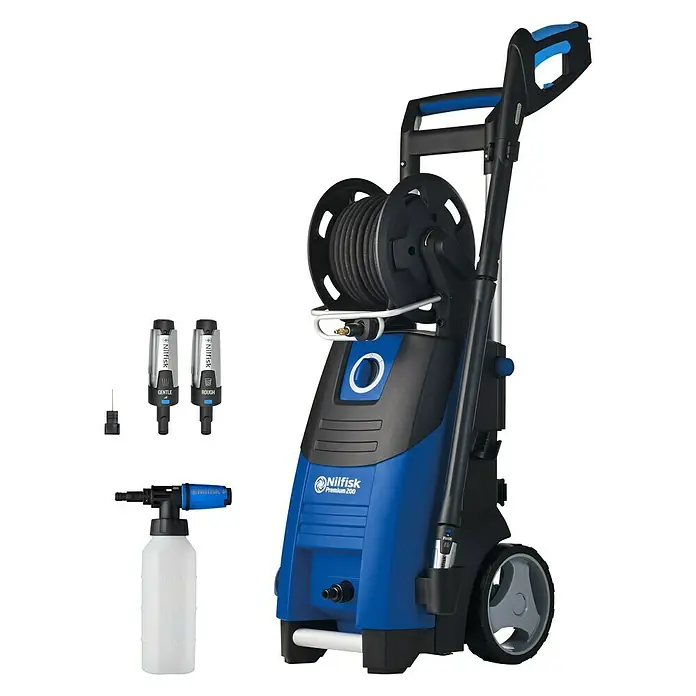 Nilfisk Hidrolimpiadora de alta presión Premium 200-15 - 200 bar, 3.300 W, Capacidad de bombeo: 650 l/h - Imagen de una hidrolimpiadora Nilfisk Premium 200 con accesorios como boquillas y un rociador de espuma, ideal para tareas de limpieza exterior.