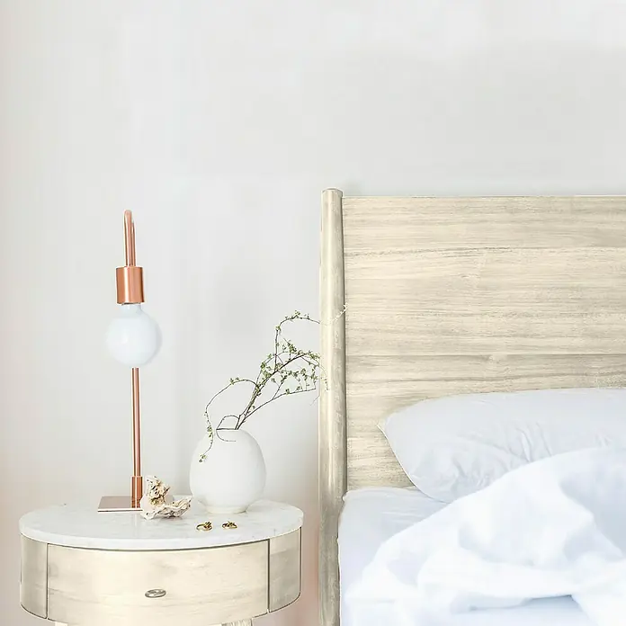 La Pajarita Pátina - Blanco, 75 ml, Mate - Elegante decoración de dormitorio con una lámpara de noche y una moderna mesita de noche con cajón.