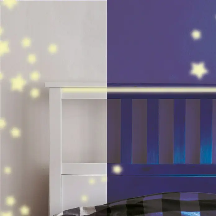 La Pajarita Pintura Fosforescente - Amarillo, 75 ml, Brillante - Primer plano de una elegante mesita de noche con iluminación LED y proyección de estrellas para un ambiente relajante.
