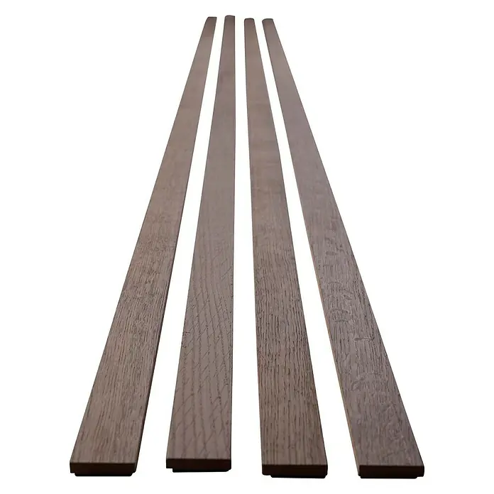 Panel de pared decorativo Sticks - Roble gris, 250 cm x 3,45 cm x 9 mm, 4 ud. - Primer plano de cuatro tablas de madera con vetas, alineadas en fila, que sugieren una estética rústica o natural.