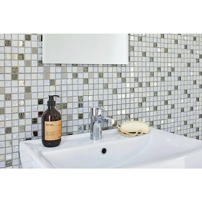Selbstklebemosaik SAM 4CM24 - 30 x 30 cm, Weiß, Glänzend - Nahaufnahme eines modernen Badezimmers mit einem weißen Waschbecken, Armatur, Seife und einer Flasche Meraki Handseife vor einer Mosaikwand.