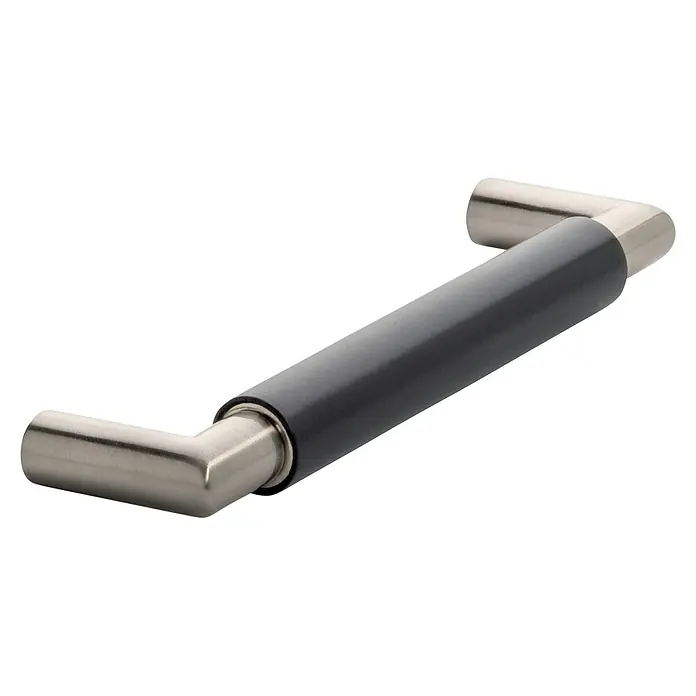 Siro Möbelgriff - Typ Möbelgriff: Bügel, Sonstige, Sonstige, Schwarz, Länge: 140 mm - Nahaufnahme eines modernen Schrankgriffs aus gebürstetem Nickel mit einem zylindrischen, grauen Mittelteil auf schwarzem Hintergrund.