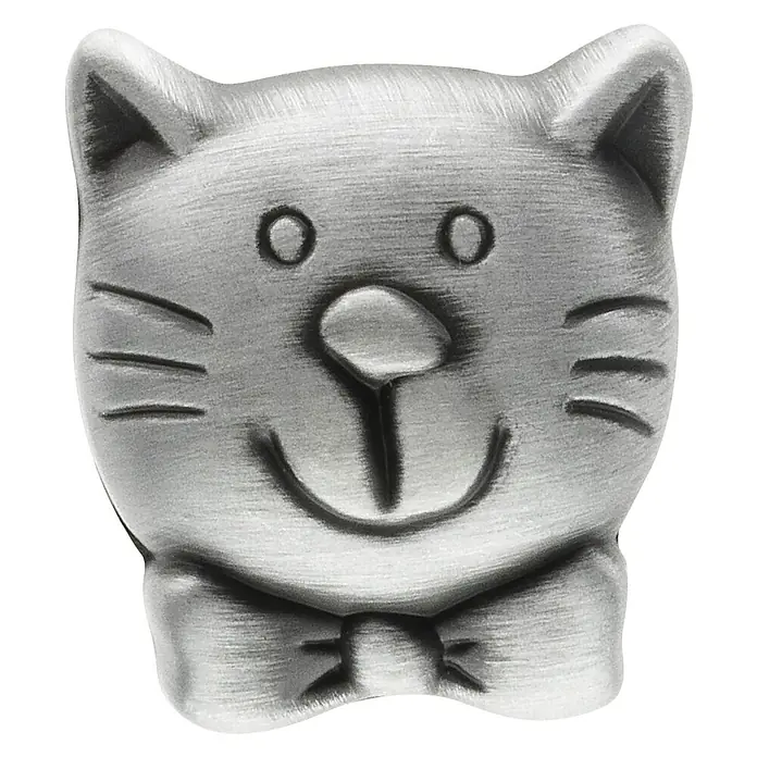 Siro Kinder-Möbelknopf - Katze, L x B: 36,5 x 32,5 mm, Silber - Nahaufnahme einer silbernen Katzenbrosche mit Fliege, die mit ihren Details und ihrem verspielten Design ins Auge fällt.
