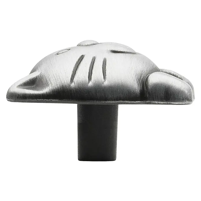Siro Kinder-Möbelknopf - Katze, L x B: 36,5 x 32,5 mm, Silber - Nahaufnahme eines Möbelknopfes in Form einer stilisierten Katzenpfote aus gebürstetem Nickel, geeignet für Schubladen und Schränke.