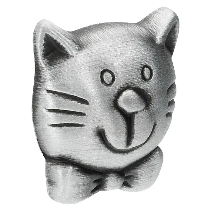 Siro Kinder-Möbelknopf - Katze, L x B: 36,5 x 32,5 mm, Silber - Die silberne Katzenbrosche ist ein charmantes Schmuckstück, das mit einem Lächeln und einer Fliege eine spielerische Note verleiht.