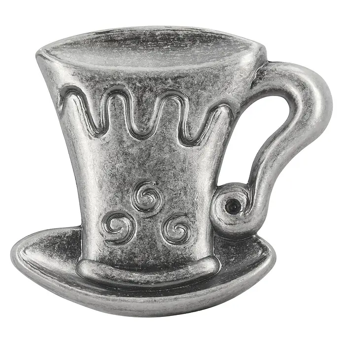 Siro MöbelknopfTyp Möbelgriff: Knopf, Sonstige, Sonstige, Silber, Ausführungseigenschaft: Tasse - Nahaufnahme einer silberfarbenen Teetasse mit Untertasse und dekorativen Verzierungen auf schwarzem Hintergrund.
