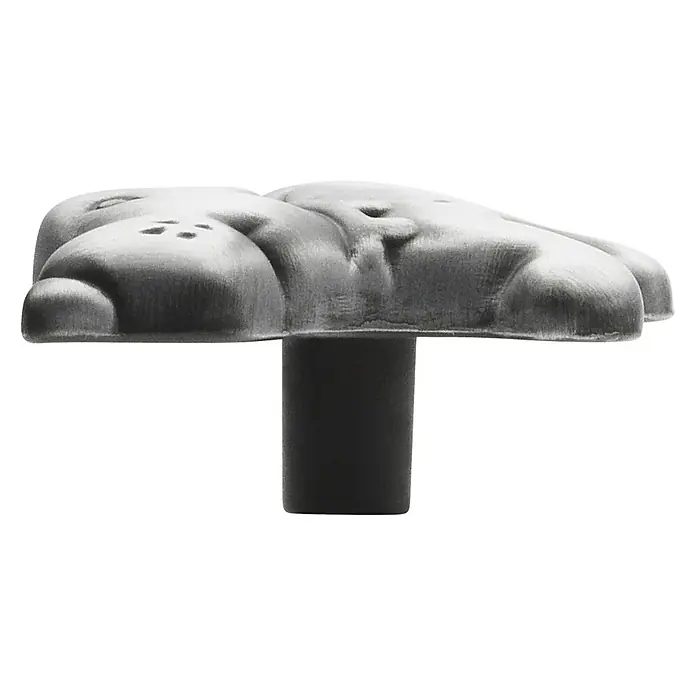 Siro Kinder-Möbelknopf - Hund, L x B: 56 x 37,5 mm, Silber - Nahaufnahme eines Möbelknopfes in Form eines Nilpferds. Graues Design mit einem schwarzen Stiel zur einfachen Anbringung an Schubladen oder Schränken.