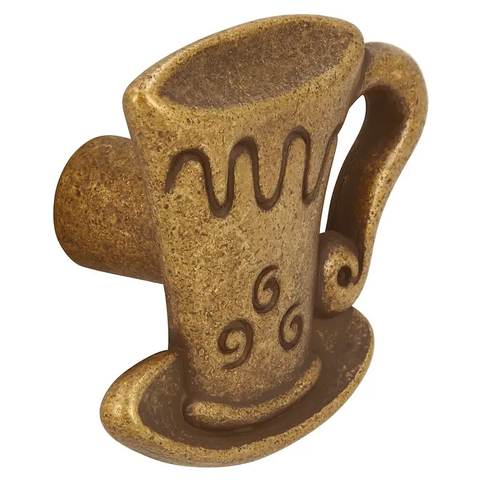 Siro Möbelknopf - Typ Möbelgriff: Knopf, Sonstige, Sonstige, Goldgelb, Ausführungseigenschaft: Tasse - Eine goldfarbene Tasse mit wirbelnden Verzierungen und einem breiten Henkel sitzt auf einer Untertasse.