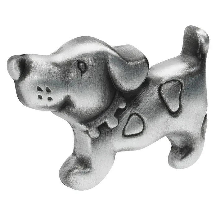 Siro Kinder-Möbelknopf - Hund, L x B: 56 x 37,5 mm, Silber - Nahaufnahme eines silbernen Monopoly-Spielsteins in Hundeform, ein Sammlerstück für Brettspielfans und Tierliebhaber.