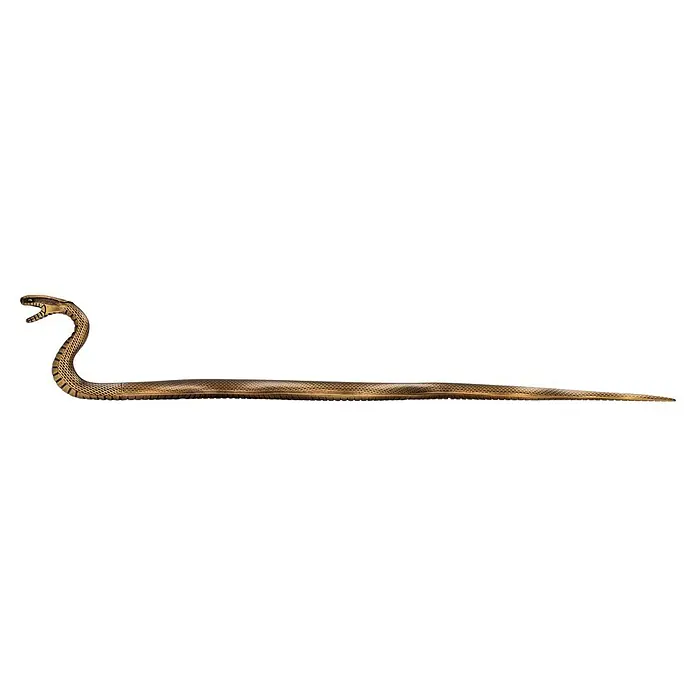 Siro Möbelgriff - Typ Möbelgriff: Sonstige, Sonstige, Sonstige, Breite: 48 mm - Nahaufnahme einer detailreichen, goldenen Kobra-Figur, die eine majestätische und bedrohliche Schlange darstellt. Sie ist ein faszinierendes Dekorationsstück.