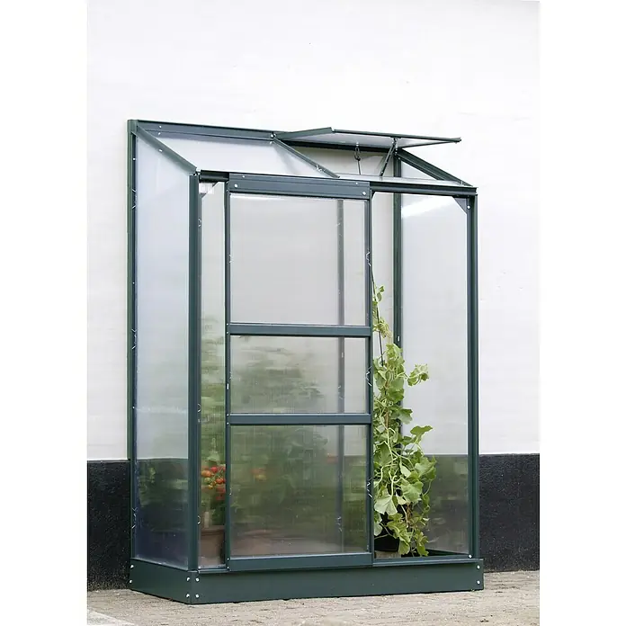 Vitavia Gewächshaus Styx 900 - Außenmaß inkl. Dachüberstand (B x T): 130,6 x 69 cm, 4 mm, Smaragd - Gewächshaus aus Polycarbonat mit Schiebefenster, Pflanzen und Tomaten im Inneren. Das Gewächshaus hat eine grüne Farbe.