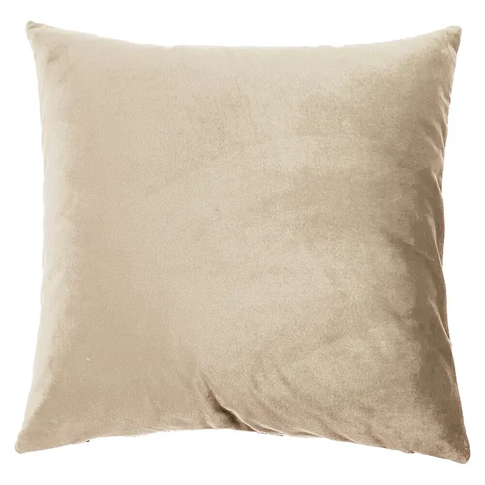 Kissen Jutta - Semolina, 45 x 45 cm, 100 % Polyester - Nahaufnahme eines quadratischen, beigen Samtkissens. Das elegante Kissen ist eine stilvolle Ergänzung für jedes Zuhause.