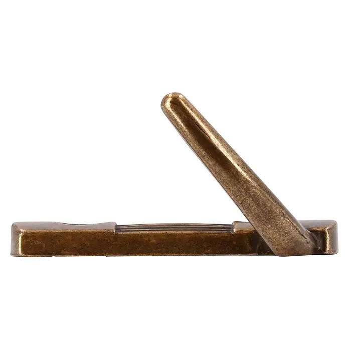 Siro Garderobenhaken 2214/ZN58 - Anzahl Haken: 1 Stk. - Nahaufnahme eines Messing-Kragenstegs. Perfekt, um einem Outfit einen Hauch von Vintage-Stil und raffinierter Eleganz zu verleihen.