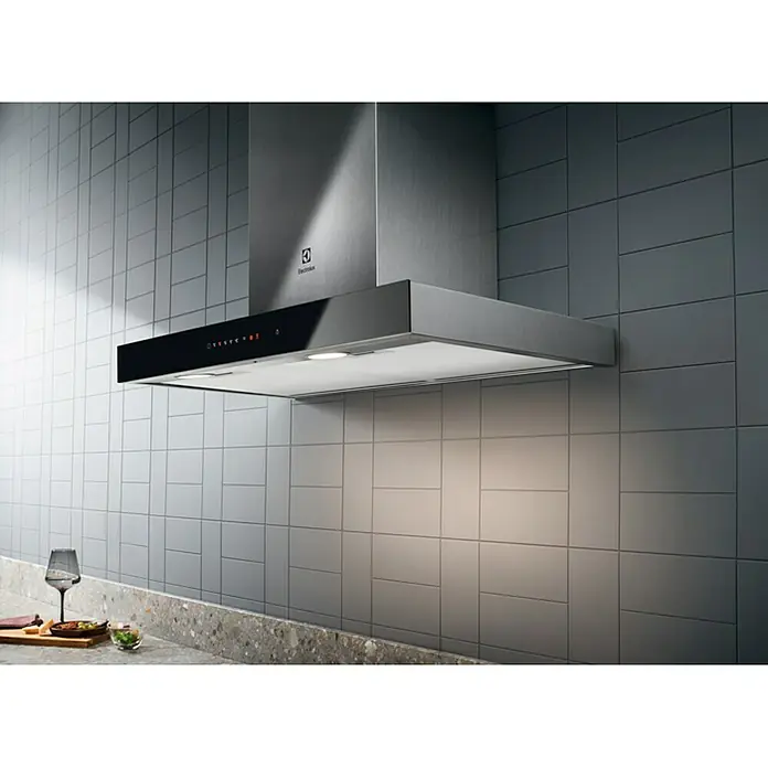 Electrolux Campana de pared LFT766X - Ancho: 59,8 cm, Máx. Potencia del ventilador en modo extracción: 720 m³/h, Acero inoxidable - Campana extractora Electrolux con diseño elegante, montada sobre una encimera. La campana asegura un aire limpio al cocinar.