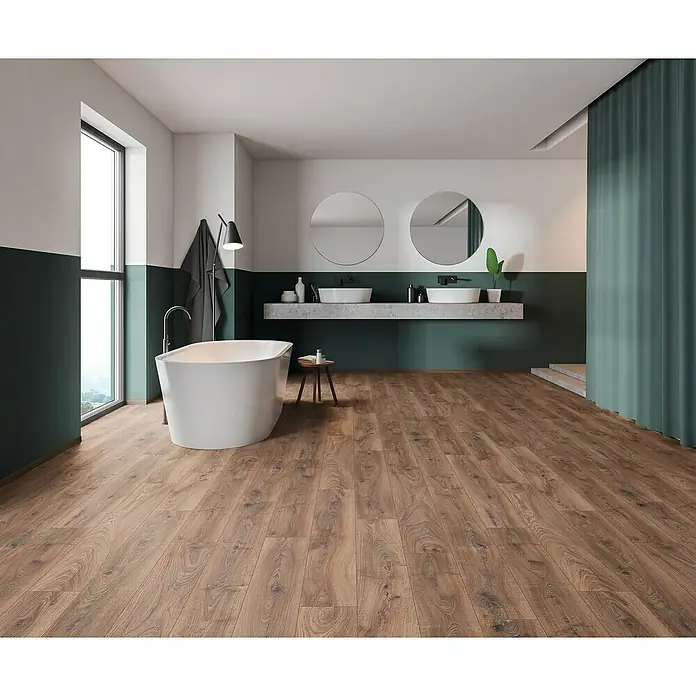 LOGOCLIC Aquaprotect Laminado Roble Renaissance - 1.285 x 192 x 12 mm, Roble, AC5, Resistente al agua - Elegante baño con bañera independiente, suelo de madera y una elegante zona de tocador para un ambiente relajante.
