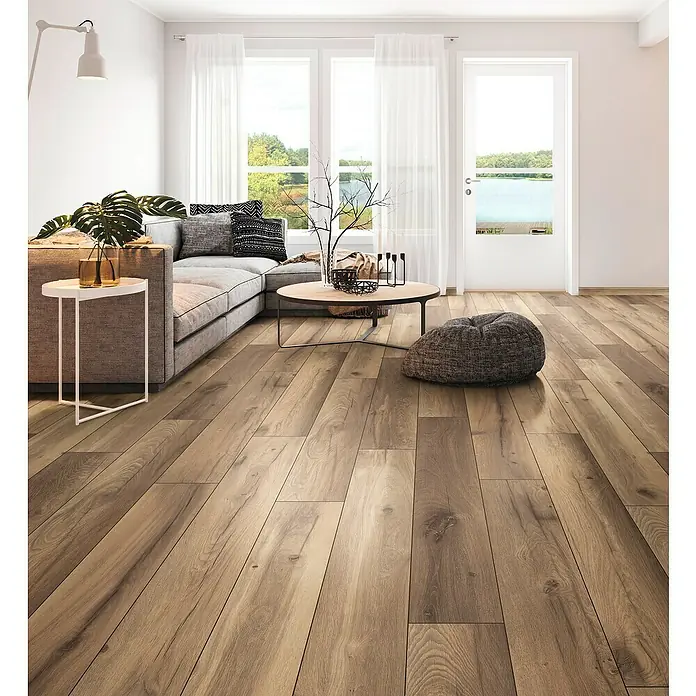 LOGOCLIC Aquaprotect Laminado Roble Wild West - 1.288 x 195 x 8 mm, Roble Wild West, AC5, Resistente al agua - Elegante salón con suelo laminado marrón claro, que añade calidez y estilo. La base perfecta para un hogar acogedor y moderno.