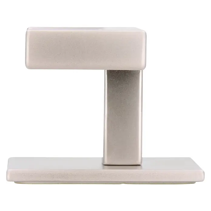 Siro Garderobenhaken 2331/ZN4KV1S - L x B x H: 60 x 50 x 38 mm, Anzahl Haken: 1 Stk., Vernickelt matt - Nahaufnahme eines modernen, silberfarbenen Schmuckständers mit einem minimalistischen Design auf schwarzem Hintergrund.