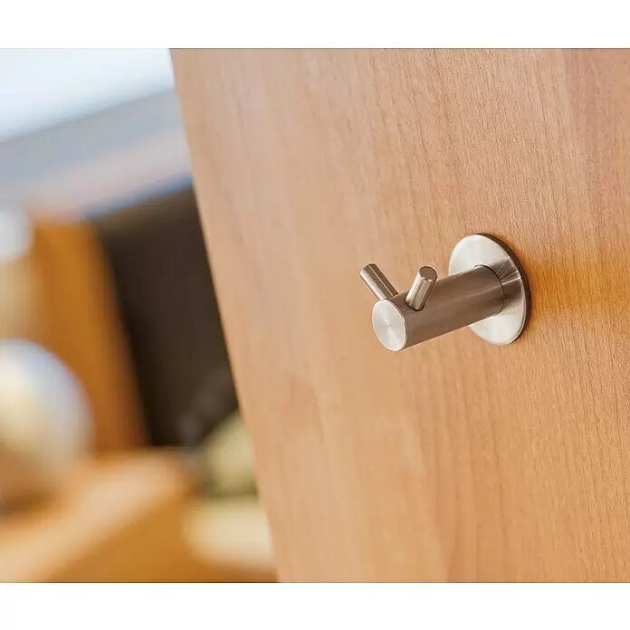 Siro Garderobenhaken 2283-42N1 - L x B x H: 35 x 35 x 42 mm, Anzahl Haken: 2 Stk. - Gebürsteter Metall-Doppelhaken mit zwei Zinken, an einer hellen Holzplatte montiert.