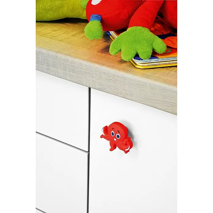 Siro Kinder-Möbelknopf - Typ Möbelgriff: Sonstige, Kunststoff, Sonstige, Ausführungseigenschaft: Krake - Detailaufnahme einer weißen Kommode mit rotem Oktopus-Griff, darüber Spielzeug auf einer Holzplatte.