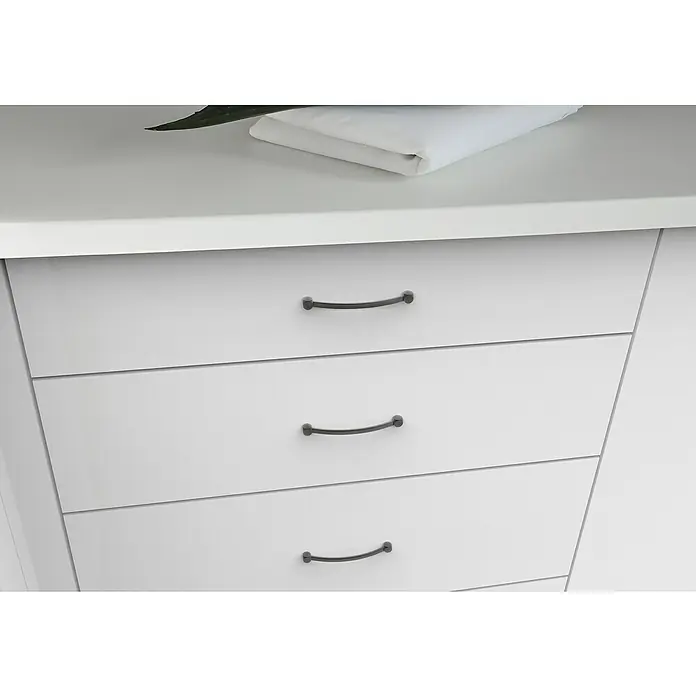 Siro Möbelgriff - Typ Möbelgriff: Bügel, Sonstige, Sonstige, B x L: 10 x 105 mm - Eine Nahaufnahme einer weißen Kommode mit drei Schubladen und gebogenen, dunklen Griffen, die ein modernes Design betonen.