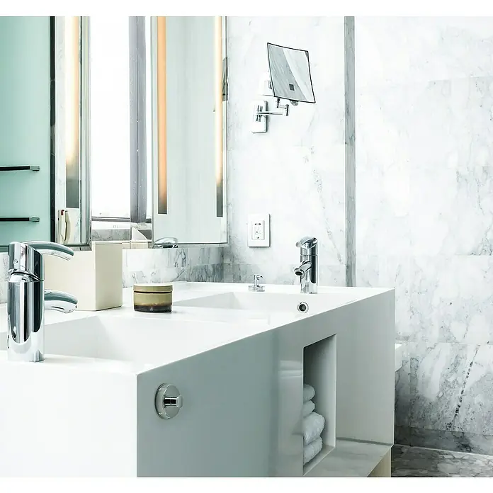 Siro Garderobenhaken - L x B x H: 50 x 50 x 30 mm, Anzahl Haken: 1 Stk., Silber - Das Bild zeigt ein elegantes Badezimmer mit einem modernen Doppelwaschbecken und polierten Chromarmaturen, das Design hervorhebt.