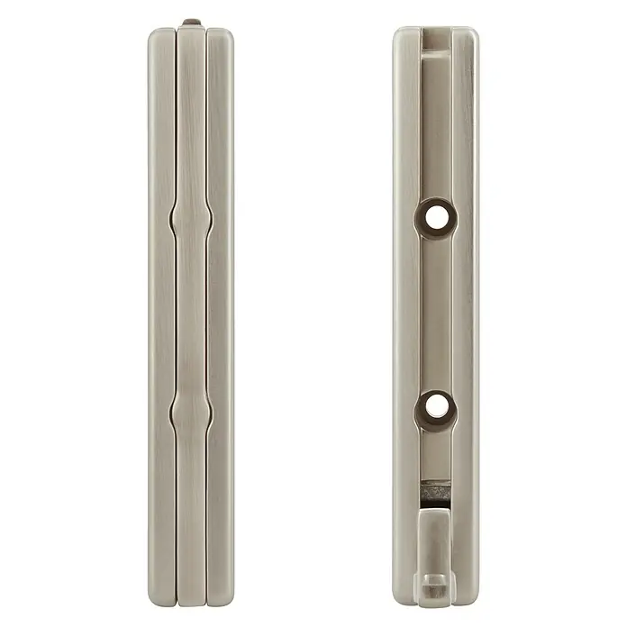 Siro Kleiderlüfter - Edelstahl, Klappbarer Haken - Nahaufnahme einer Garderobenleiste aus gebürstetem Stahl, die Funktionalität mit schlichtem Design vereint.