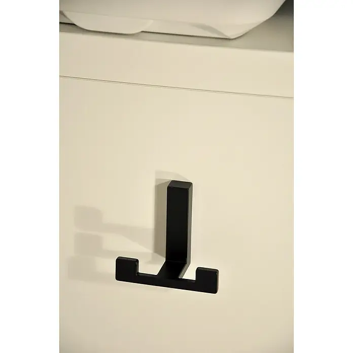 Siro Garderobenhaken - L x B x H: 70 x 61 x 40 mm, Anzahl Haken: 2 Stk., Schwarz - Schwarzer, moderner Handtuchhalter an einer weißen Badezimmertür. Praktische Badaccessoires mit Stil.