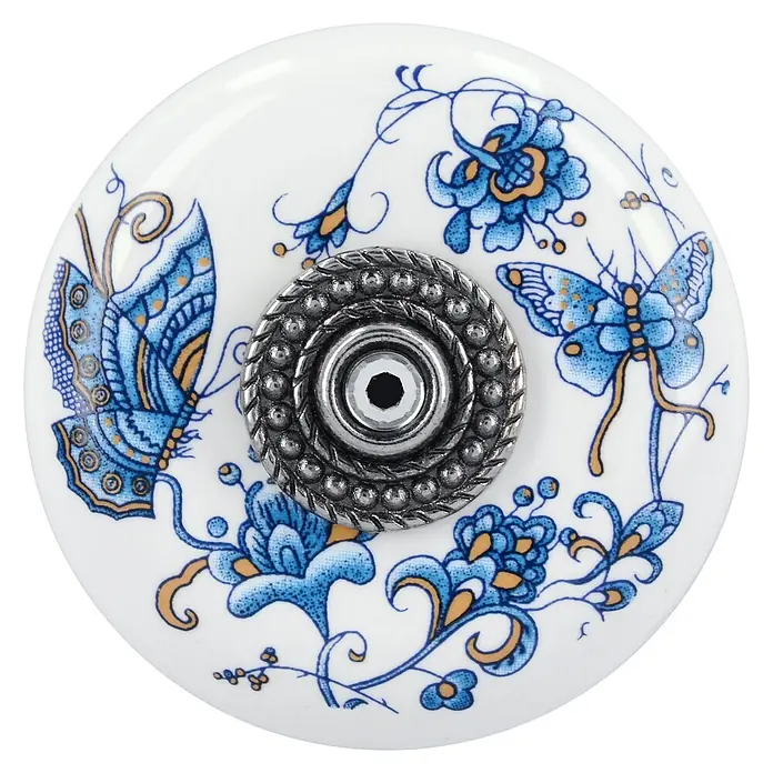 Siro Möbelknopf - Typ Möbelgriff: Knopf, Sonstige, Sonstige, Breite: 38 mm - Dieser Möbelknopf aus Keramik ist mit blauen Blumen- und Schmetterlingsmotiven verziert und hat eine silberne Fassung.