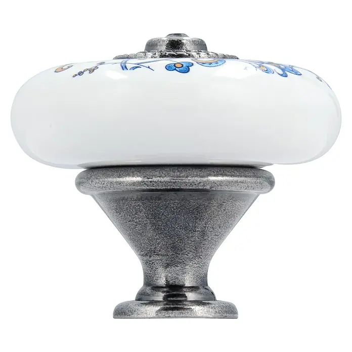 Siro Möbelknopf - Typ Möbelgriff: Knopf, Sonstige, Sonstige, Breite: 38 mm - Nahaufnahme eines dekorativen Möbelknopfs mit blauem Blumenmuster auf weißem Porzellan und einem Sockel aus antikem Silber.