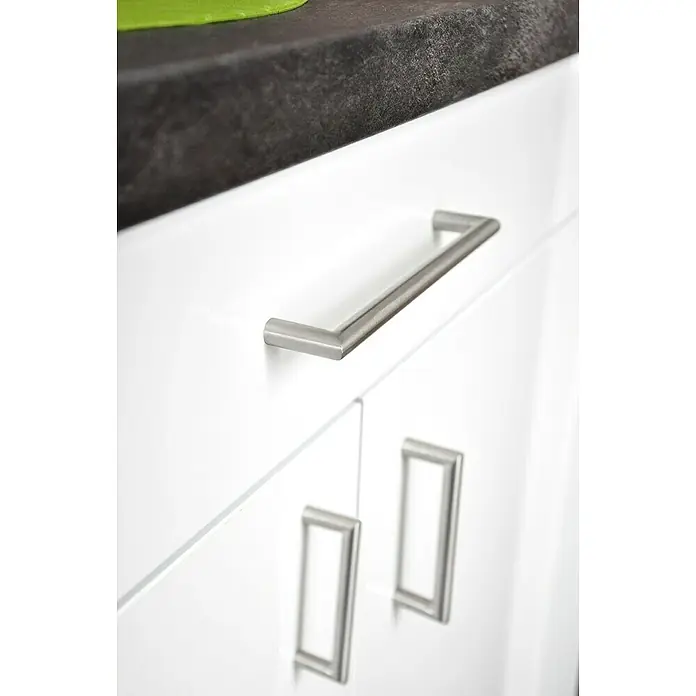 Siro Möbelgriff - Typ Möbelgriff: Bügel, Sonstige, Sonstige, Länge: 106 mm - Elegante weiße Küchenschränke mit modernen silbernen Griffen, die ein stilvolles und minimalistisches Design ausstrahlen.
