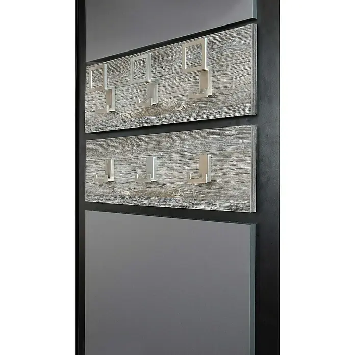 Siro Garderobenhaken 2434/ZN21 - L x B x H: 52 x 101 x 43 mm, Anzahl Haken: 3 Stk. - Zwei moderne Kleiderleisten aus grauem Holz mit silbernen Haken an einer dunklen Wand. Praktische und stilvolle Garderobenlösung für jeden Eingangsbereich.
