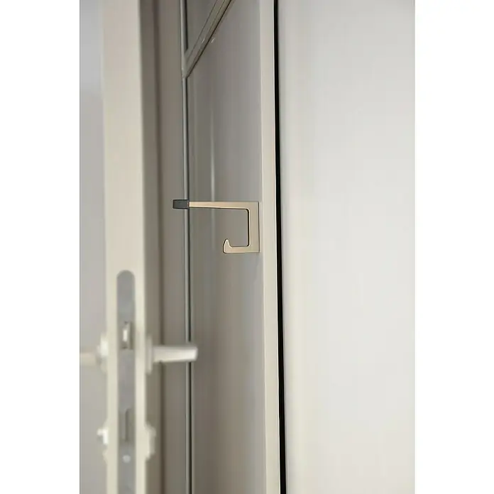 Siro Garderobenhaken - L x B x H: 15 x 64 x 100 mm, Anzahl Haken: 1 Stk. - Nahaufnahme eines modernen, silberfarbenen Türgriffs an einer weißen Tür, der ein schlichtes, elegantes Design aufweist.