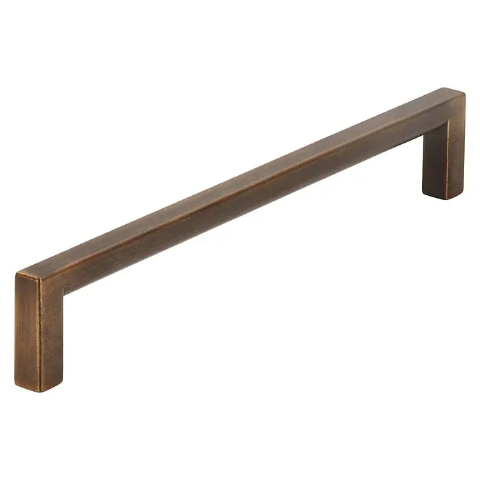Siro MöbelgriffTyp Möbelgriff: Bügel, L x B: 168 x 8 mm, Goldgelb, Material Möbelgriff: Sonstige - Nahaufnahme eines Schrankgriffs in Bronzeoptik. Das eckige Design verleiht modernen Möbeln einen Hauch von Eleganz und Funktionalität.