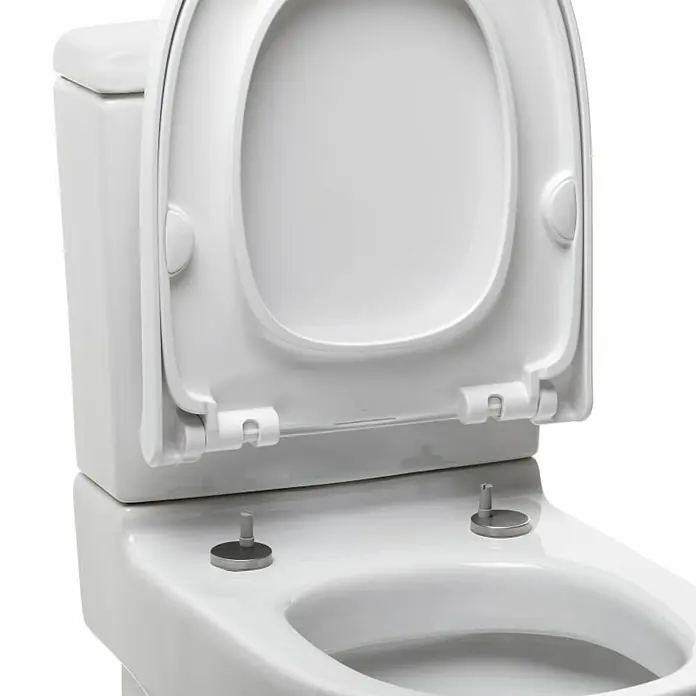 Tatay Tapa de WC Optima Merida - Plástico, Blanco, Con caída amortiguada - Primer plano de un inodoro blanco con la tapa abierta, destacando los detalles sanitarios y la estética limpia.