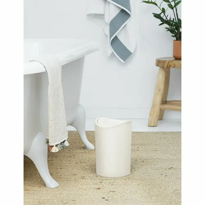 Tatay Papelera de baño STD - 6 l, Beige - Escena de baño con bañera exenta, taburete de madera con planta y papelera moderna beige con pedal.