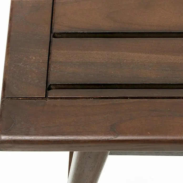Tatay Taburete para baño Midcentury - L x An x Al: 46 x 30 x 475 cm, Madera, Cuadrado - Primer plano de una elegante mesa de madera marrón, que muestra la fina veta y la alta calidad artesanal.