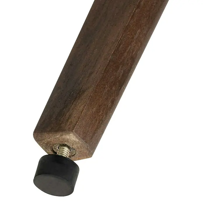 Tatay Taburete para baño Midcentury - L x An x Al: 46 x 30 x 475 cm, Madera, Cuadrado - Detalle de una pata de silla de madera marrón con un pie negro ajustable para la estabilidad.