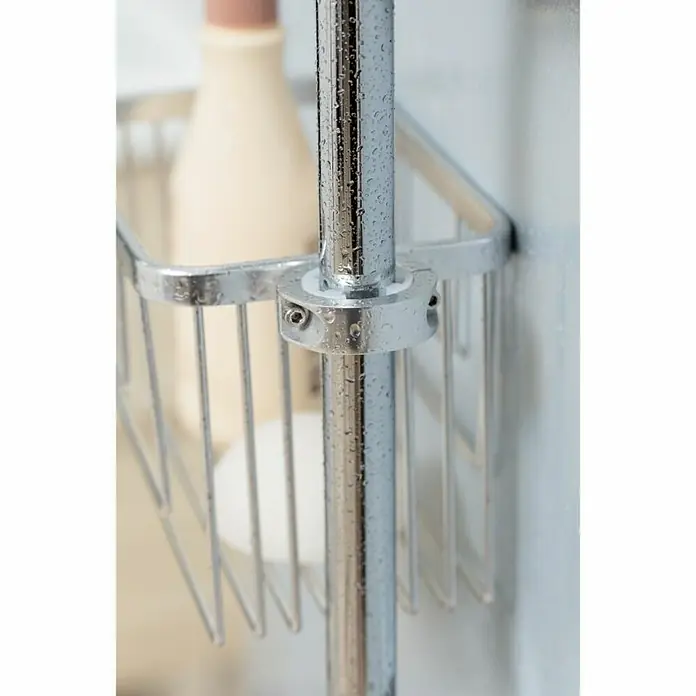 Tatay Aluminium Cesta de baño para barra - 11,5 x 12,5 x 24 cm, Aluminio, Cromo - Una cesta de ducha cromada húmeda con productos de ducha sujeta a una barra en una ducha.