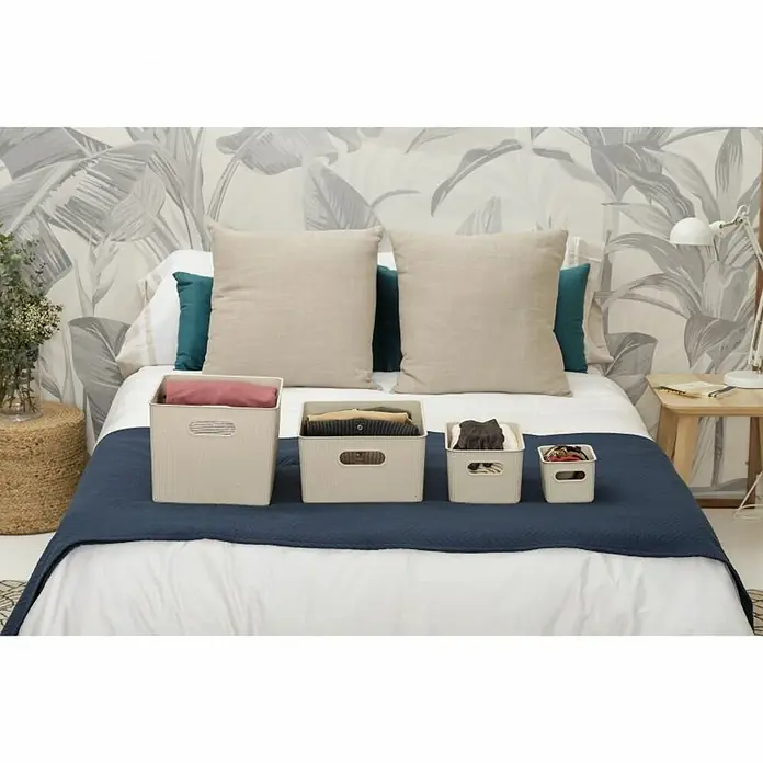 Tatay Baobab Cesta para la ropa - 29,4 x 38,5 x 16 cm, Plástico, Beige - Cuatro cajas de almacenamiento beige de diferentes tamaños llenas de ropa, colocadas sobre una cama con una manta azul.