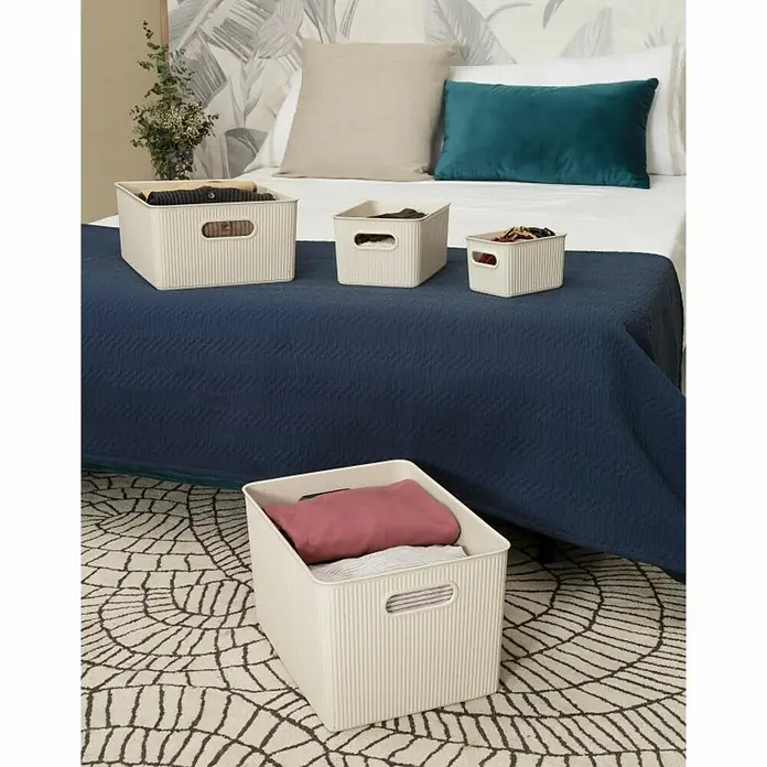 Tatay Baobab Cesta para la ropa - 29,4 x 38,5 x 23 cm, Plástico, Beige - Imagen de cuatro cajas de almacenamiento texturizadas de diferentes tamaños, perfectas para la organización del dormitorio.