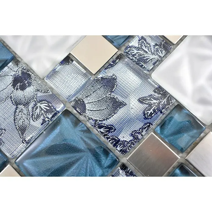 Mosaikfliese Crystal Mix XCM NIKO60 - 30 x 30 cm, Blau/Grau, Glänzend - Nahaufnahme eines blauen und silbernen Mosaikfliesenmusters mit floralen Akzenten und verschiedenen Texturen.