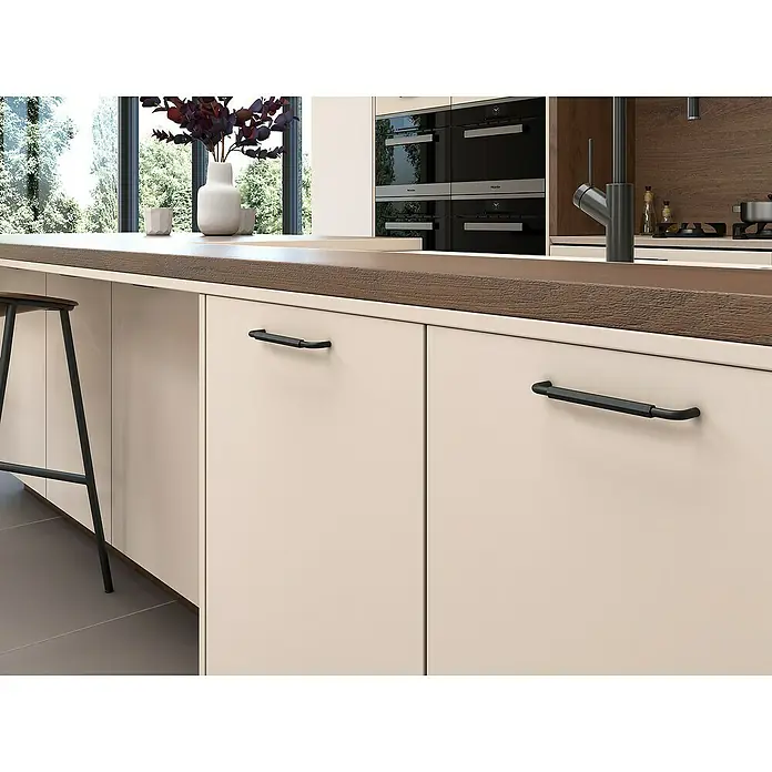 Siro Möbelgriff - Typ Möbelgriff: Bügel, Sonstige, Sonstige, Schwarz, Länge: 168 mm, Breite: 33 mm - Detailaufnahme von weißen Küchenschränken mit modernen, schwarzen Griffen unter einer dunklen Arbeitsplatte.