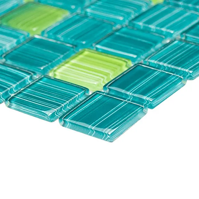 Mosaikfliese Quadrat Crystal CM 4250 - 32,7 x 30,2 cm, Grün, Glänzend - Nahaufnahme von glänzenden Mosaikfliesen in Türkis und Grün, die ein modernes und erfrischendes Designelement darstellen.