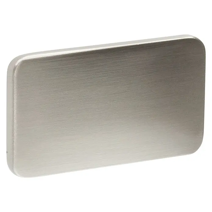 Siro Möbelknopf - Typ Möbelgriff: Knopf, Sonstige, Vernickelt, Silber, Länge: 58 mm - Nahaufnahme einer rechteckigen, gebürsteten Edelstahlplatte mit abgerundeten Ecken, ideal für moderne Möbel oder dekorative Anwendungen.